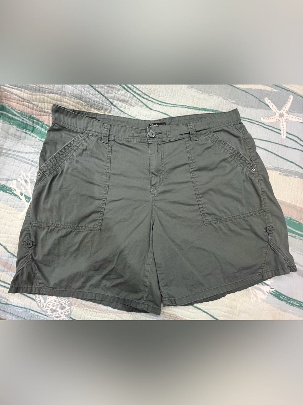 Ladies Casual Olive Green Utility Shorts, Size 18